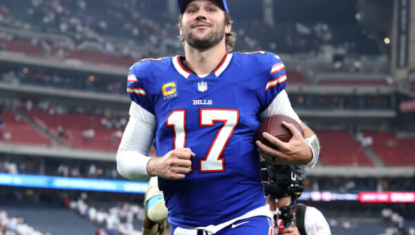 Josh Allen had hilarious reaction to spider crashing press conference