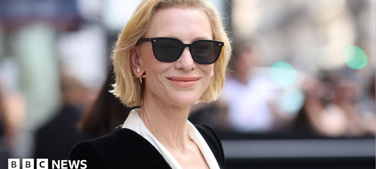 Cate Blanchett asks theatre audience to stop filming during show