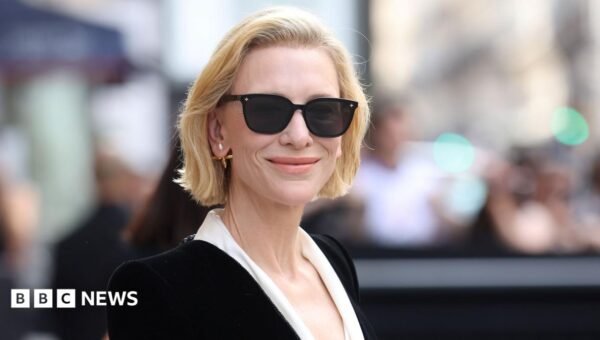 Cate Blanchett asks theatre audience to stop filming during show