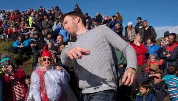 New stone skimming champions battle strong gusts for glory