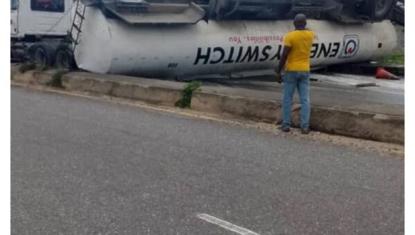 45,000-litre fuel tanker overturns in Lagos