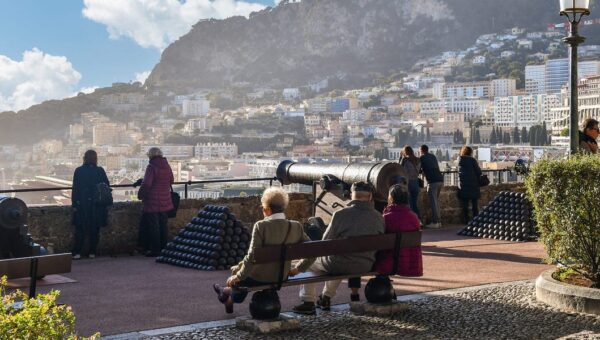The 15 countries with the highest life expectancies — and the 15 with the lowest