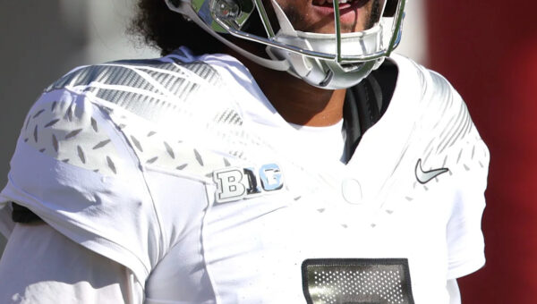 Dante Moore injury update: Oregon QB takes scary hit to head, down on field