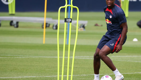 Leipzig's Bitshiabu arrives in Turkey, Frankfurt send Bahoya to Leeds
