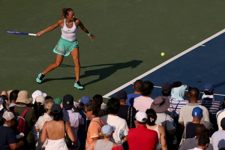 Olympic champ Zheng back in the hunt - and US Open third round