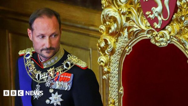 Norway's Haakon takes oath as mourners pay respects to late King