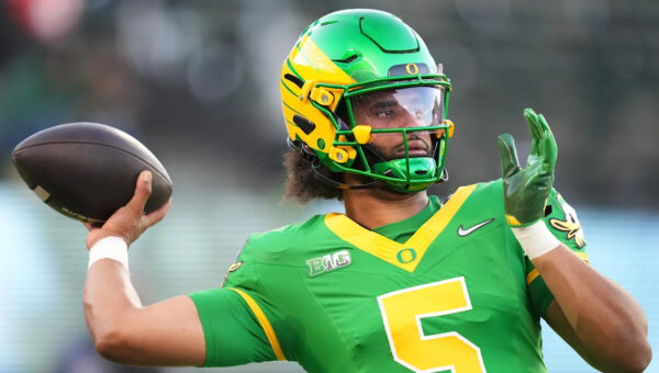 Oregon QB Dante Moore leaves game vs. USC with apparent head injury after violent hit