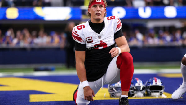 Jaxson Dart goes down holding his knee in pain, walks to locker room as Jameis Winston replaces him