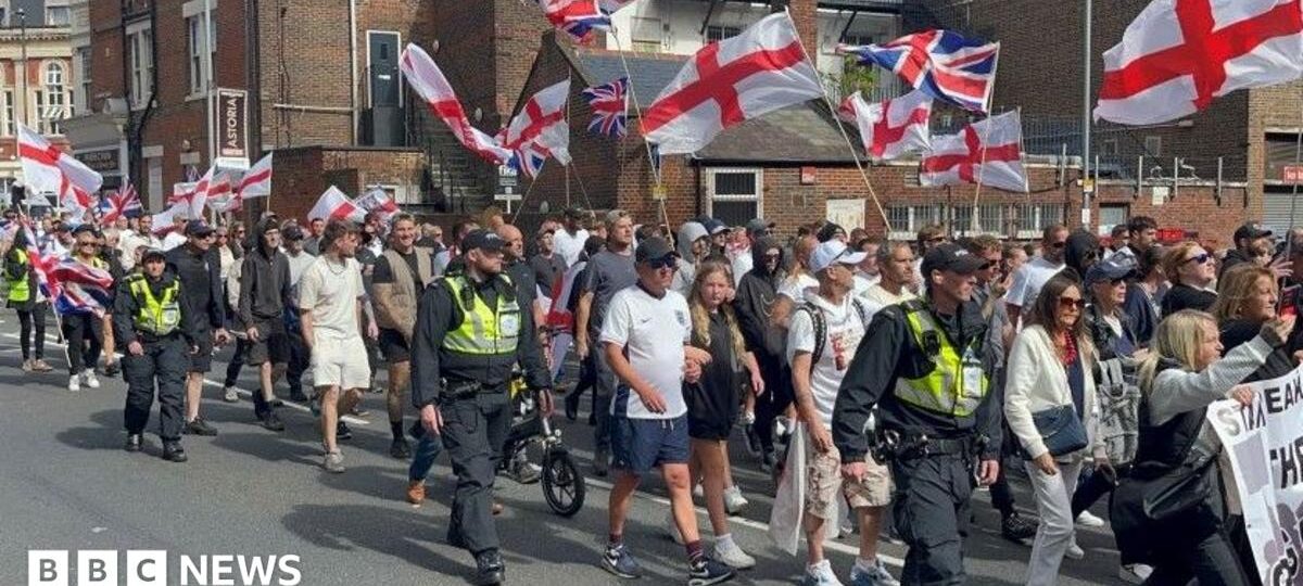 Rival protests in Portsmouth as face masks banned