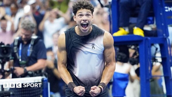Shelton beats Alcaraz in late-night epic to reach US Open semis