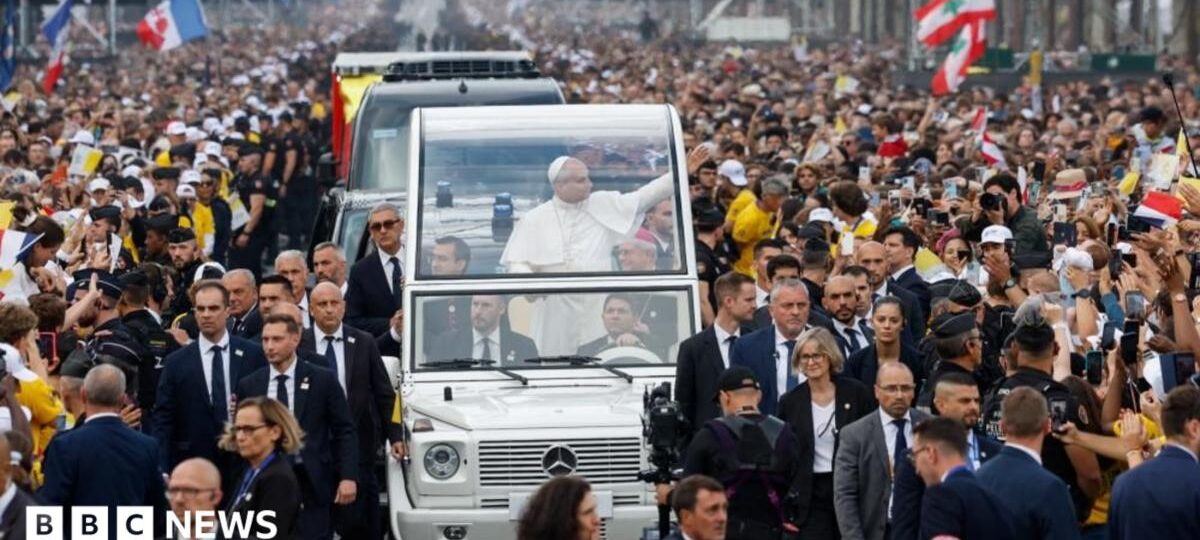 Huge crowds greet Pope in Paris for open-air Mass