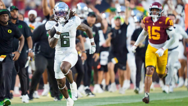 Oregon emerges as double-digit favorite vs. UCLA in early betting line