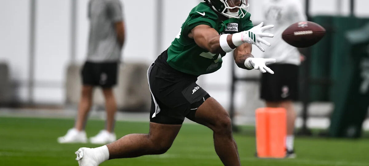 Which former Oregon football players are on NFL active rosters?