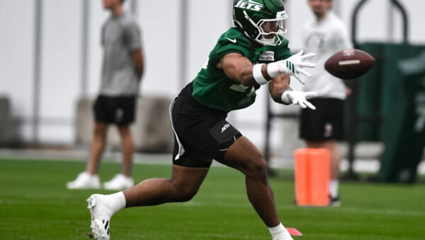 Which former Oregon football players are on NFL active rosters?