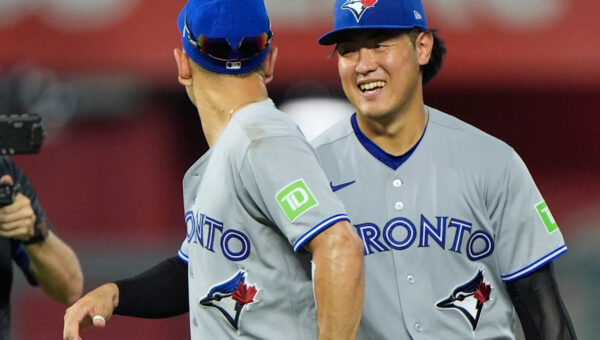 Kazuma Okamoto leads Blue Jays past Royals 4-3 to pull into tie for last AL wild card