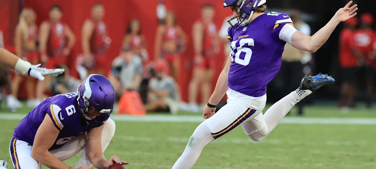 Vikings player ratings vs. Bucs: Defense, special teams bail out bad offense