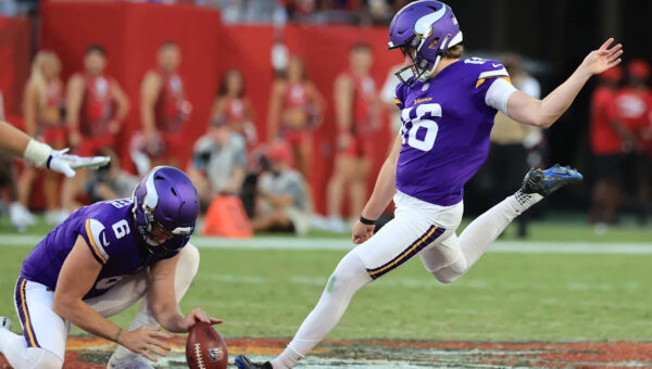 Vikings player ratings vs. Bucs: Defense, special teams bail out bad offense