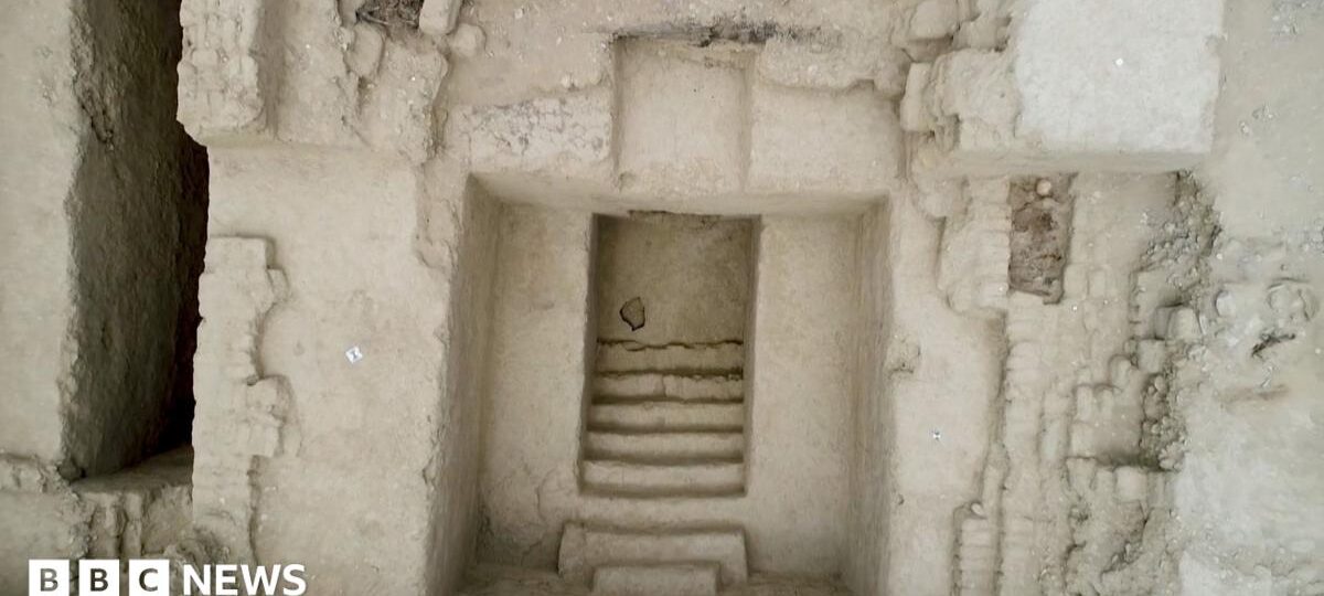 Watch: Archeologists discover ancient tomb in Peru