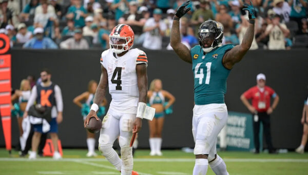 Deshaun Watson says he’ll “keep smiling, regardless of who’s against me or who’s with me”