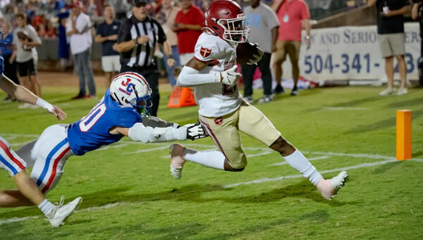 Texas five-star WR commit makes ridiculous one-handed touchdown grab