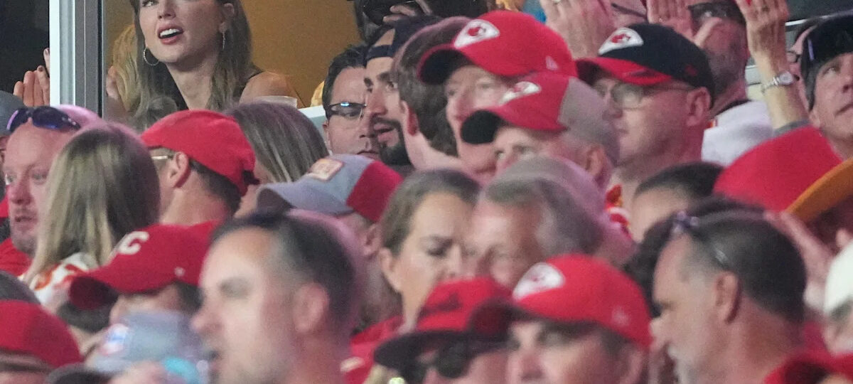 Cameras captured Taylor Swift's epic reaction to Travis Kelce TD