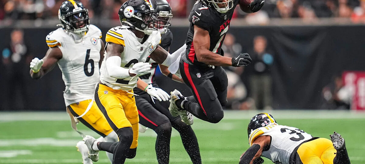 Bijan Robinson snags one-handed catch, jukes multiple Steelers