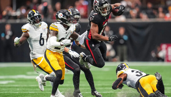 Bijan Robinson snags one-handed catch, jukes multiple Steelers