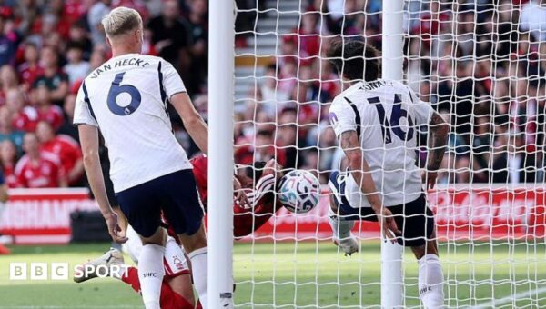 Glasner and Williams dispute VAR call over Forest handball