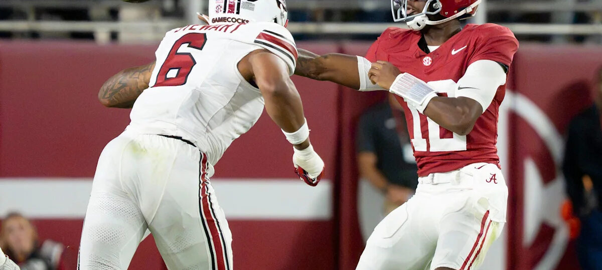 South Carolina's Dylan Stewart punches Alabama player, isn't ejected