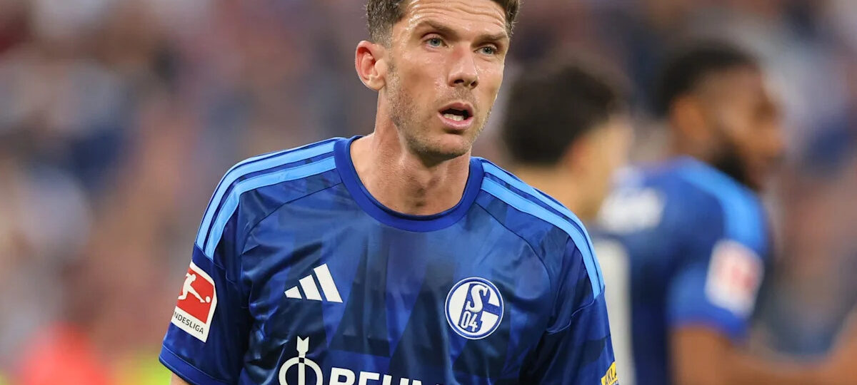 Boyhood Schalke fan Robin Gosens believes they can retain Bundesliga status