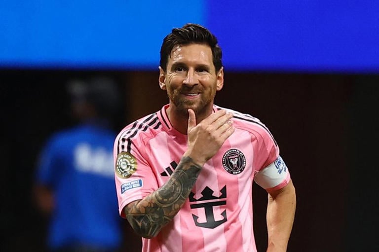 Messi moves into second place on all-time free-kick goals, Ronaldo in ninth