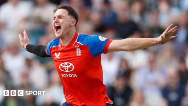 England crush Sri Lanka to top T20 world rankings
