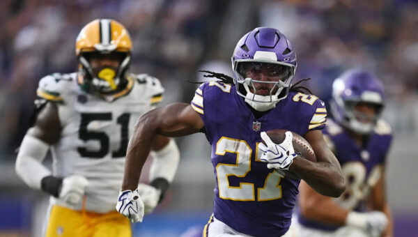 Vikings place Jordan Mason on IR, sign DeeJay Dallas to 53-man roster
