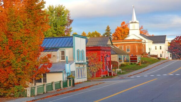 I grew up in New England. Fall is the best time to visit — but first-time tourists often make 4 avoidable mistakes.