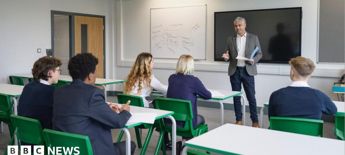 Schools in England get extra £500m in bid to avoid teachers' pay strike