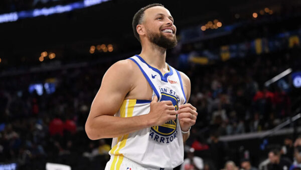 Steph Curry takes a discount, signs 2-year extension with Warriors