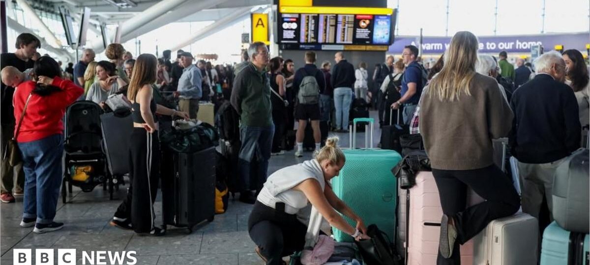 More flight delays expected after hundreds cancelled by air traffic control glitch