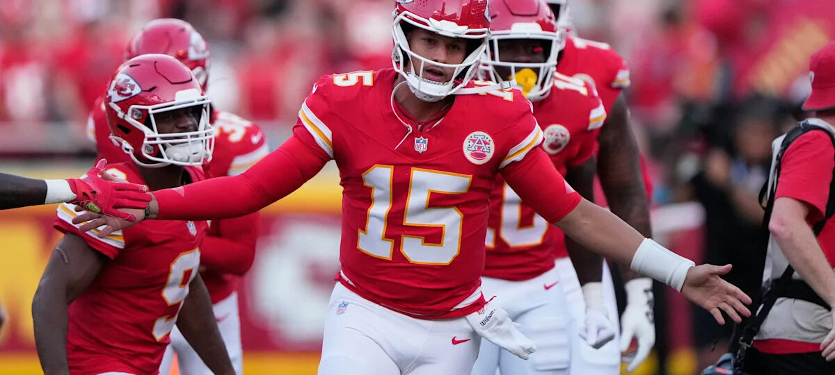 In first drive back from torn ACL, Patrick Mahomes scrambles in for a running TD