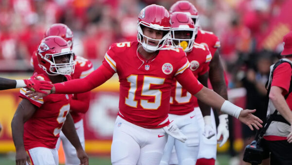 In first drive back from torn ACL, Patrick Mahomes scrambles in for a running TD