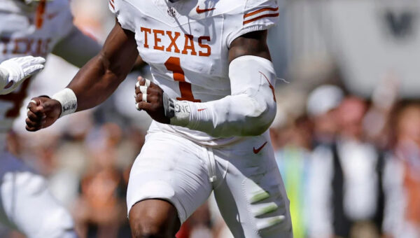 Longhorns Daily News: Texas’ Colin Simmons earns three national player of the week honors after Tennessee win