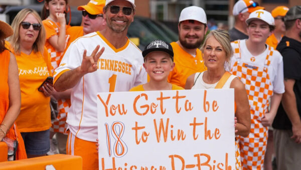 Best ‘College GameDay’ signs from Week 4: Texas vs Tennessee