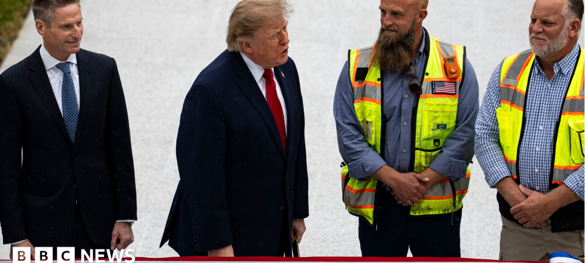 What is the White House press pool and why is it in a row with Trump?