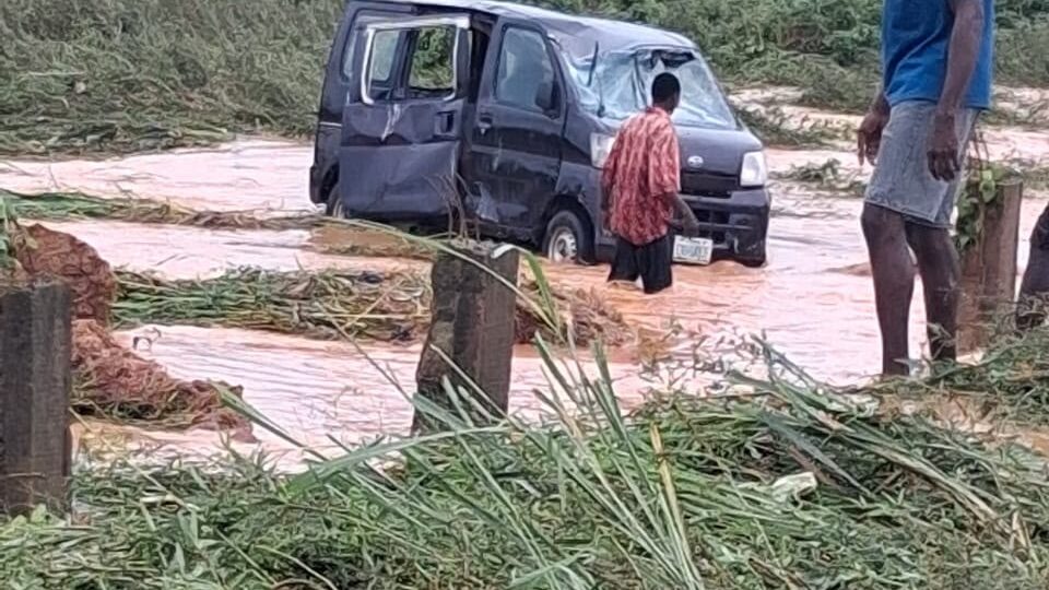 Flood: One child missing as police rescue nine others in drowning school bus
