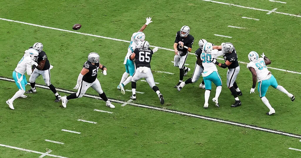 Chop Robinson limited in Miami Dolphins practice with a concussion