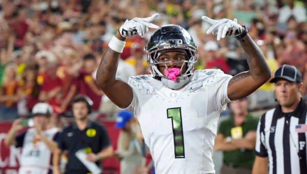 Oregon Ducks fans react to victory vs. USC Trojans, Dante Moore injury