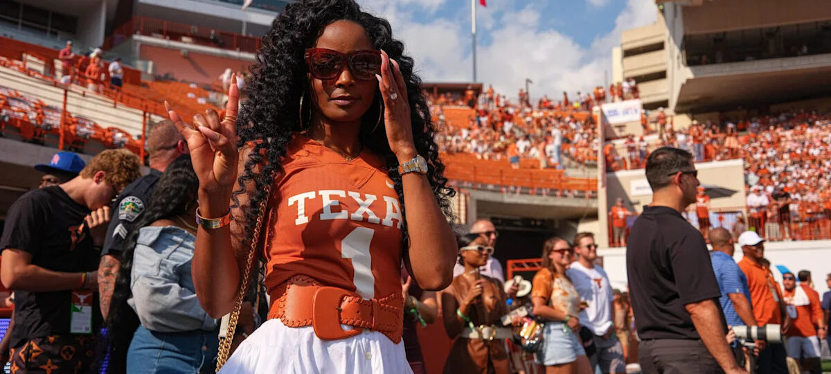 Steve Sarkisian’s wife Loreal stuns in all-black Louis Vuitton fit for Texas-UTSA
