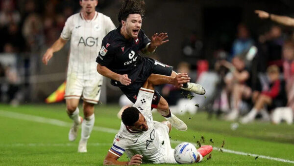 Parkinson says Swansea captain should have seen red