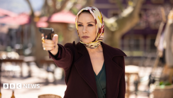 Fans praise Catherine Zeta-Jones for using her Welsh accent in new series