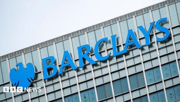 Thousands of Barclays staff call for back-to-office rule reversal