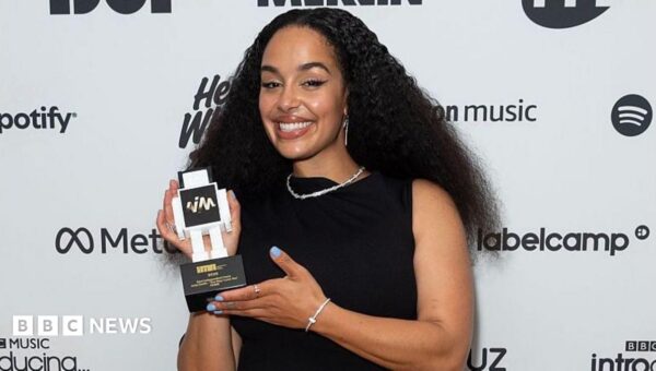 Jorja Smith ‘very grateful’ as she bags independent music prize